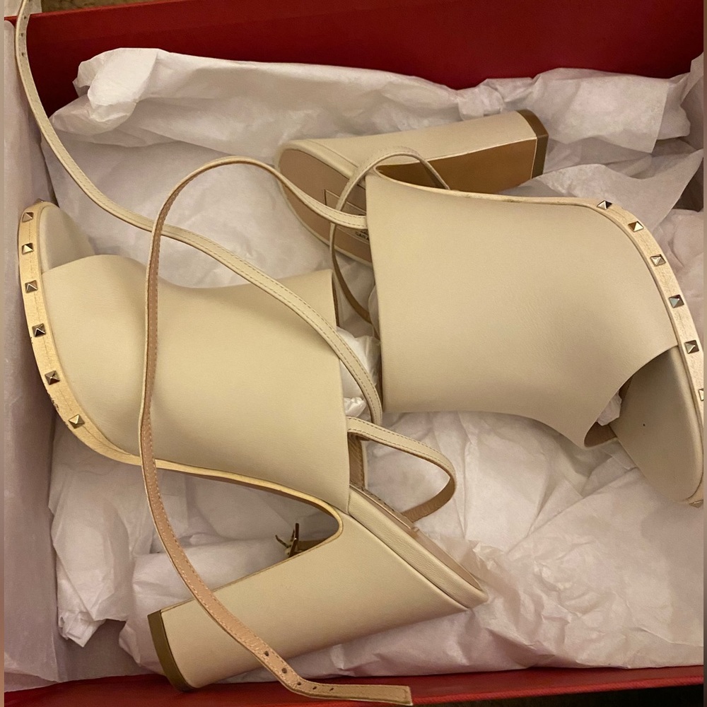 Velntino Ivory Brand New Sandals